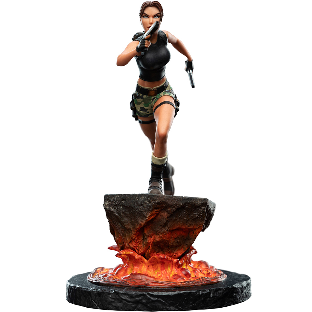 Lara Croft Figur mit zwei Pistolen auf einem felsigen Podest mit Lava und Flammen.