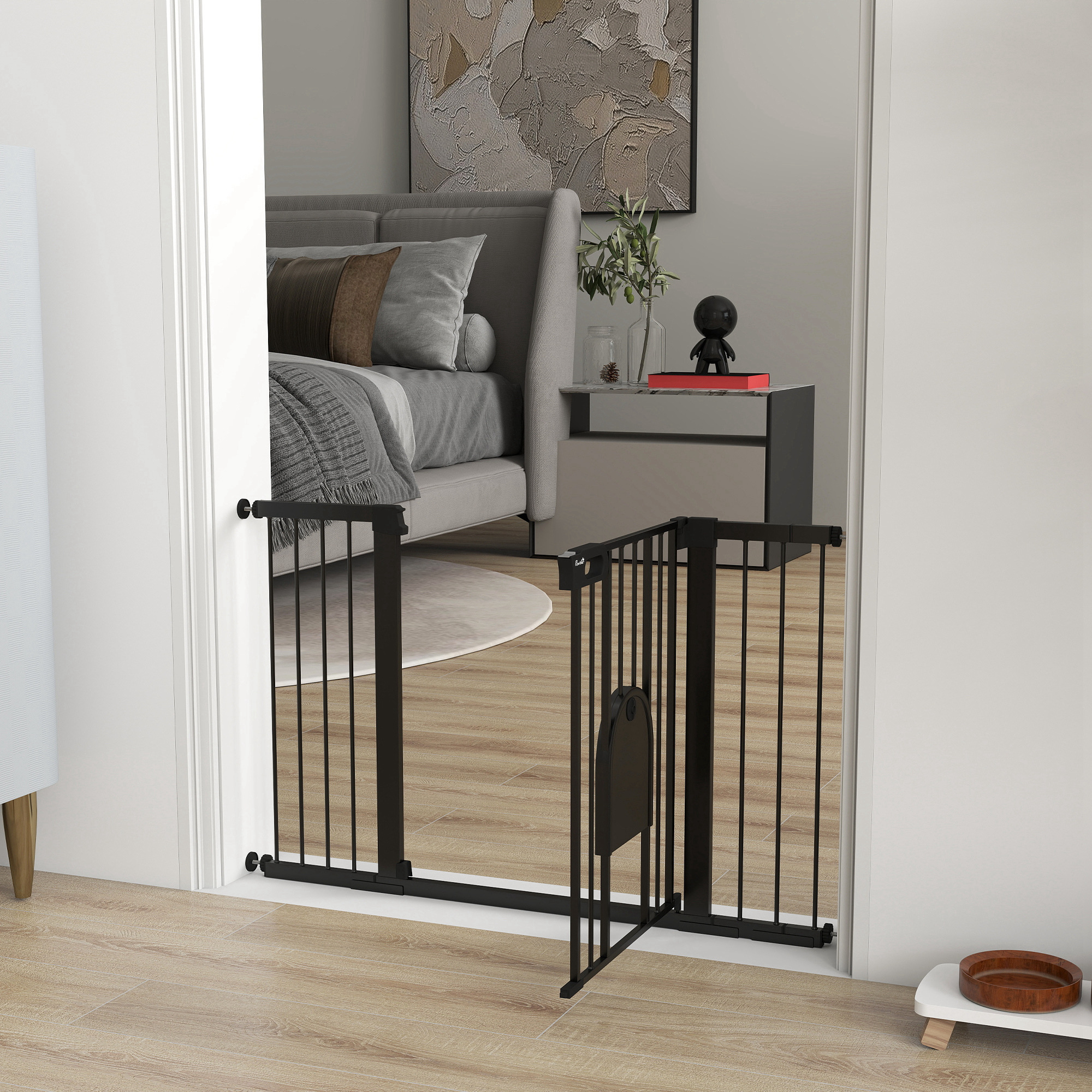 Barrera de metal negra en una puerta. Dormitorio visible con cama y mesita de noche.