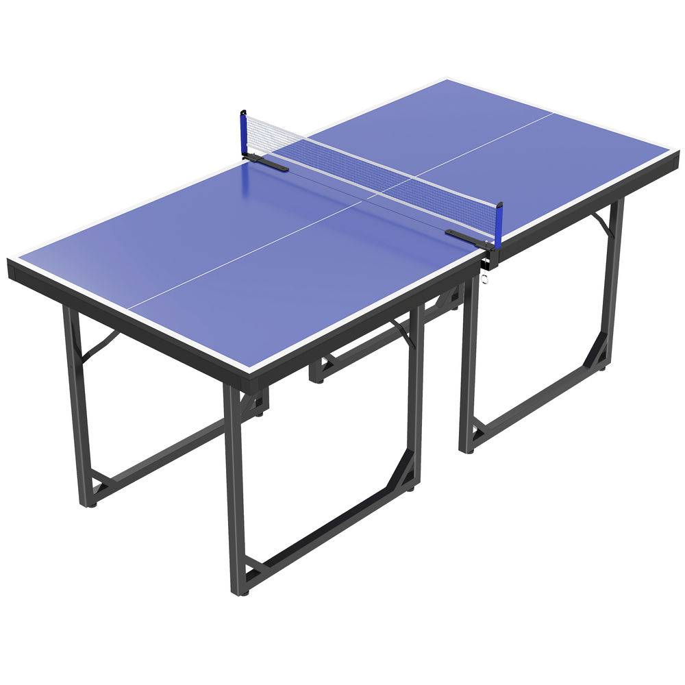 Una mesa de ping pong azul con marco y red negros sobre fondo blanco.