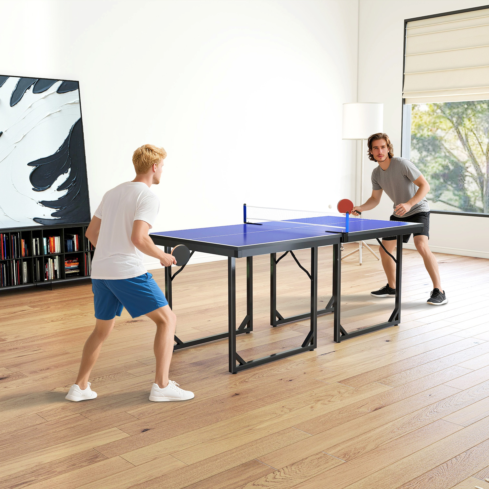 Due uomini giocano a ping pong in una stanza moderna con pavimenti in legno e finestre.