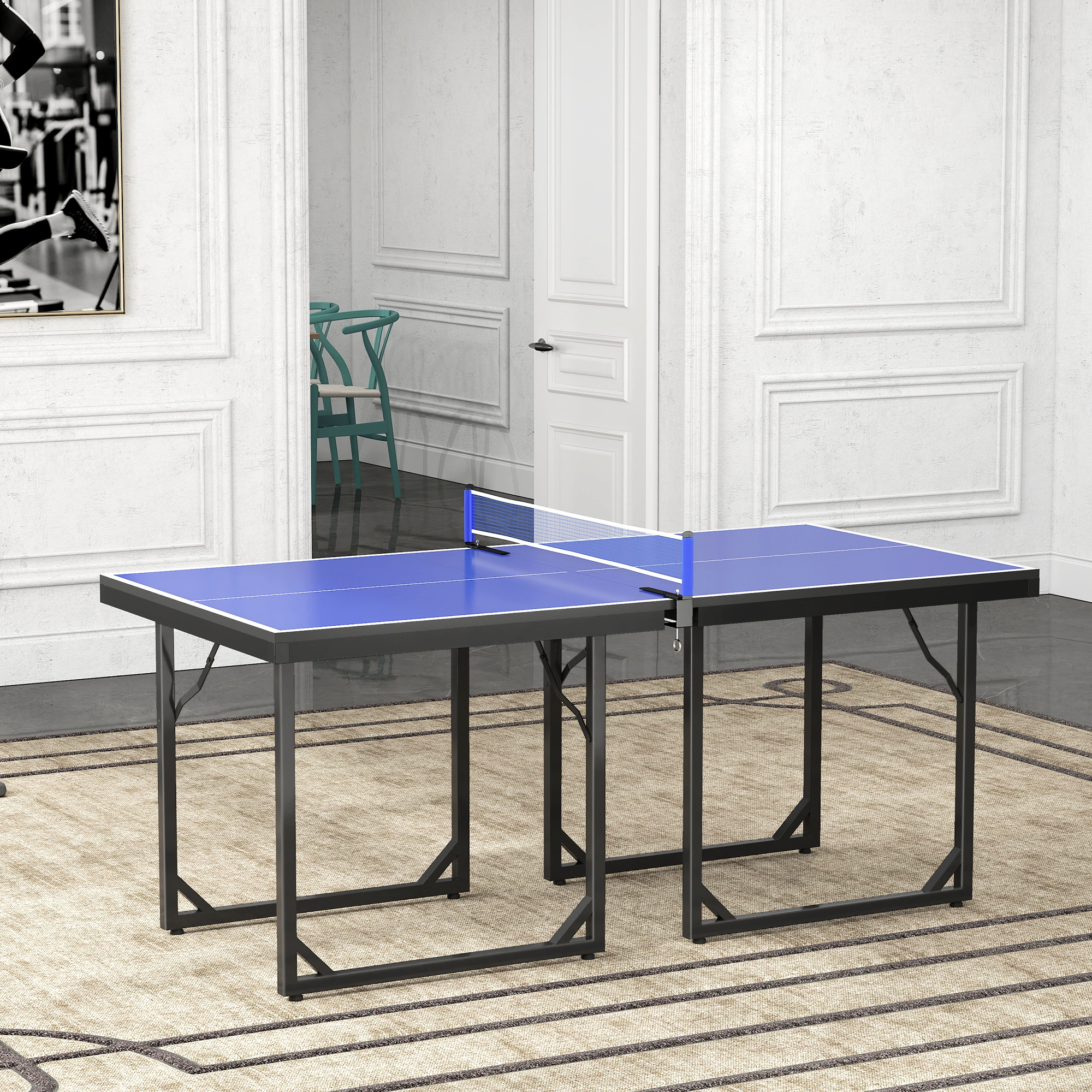 Una mesa de ping pong azul se asienta sobre una alfombra en una habitación con paredes blancas.