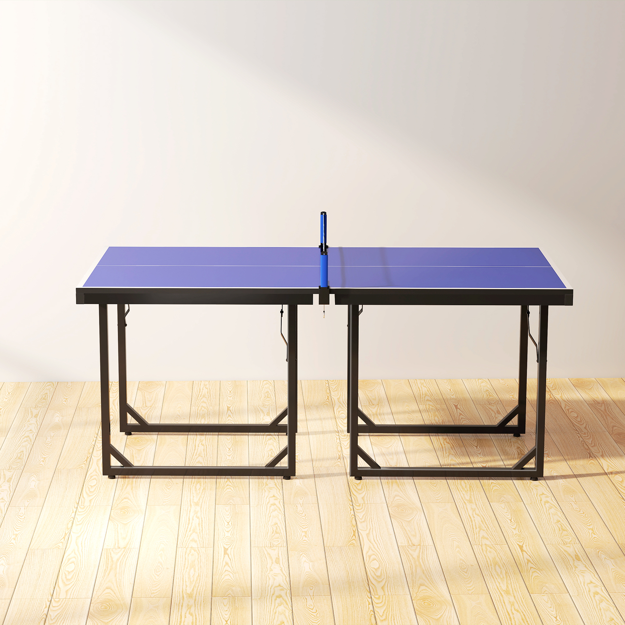 Una mesa de ping pong azul con marco negro sobre suelo de madera.