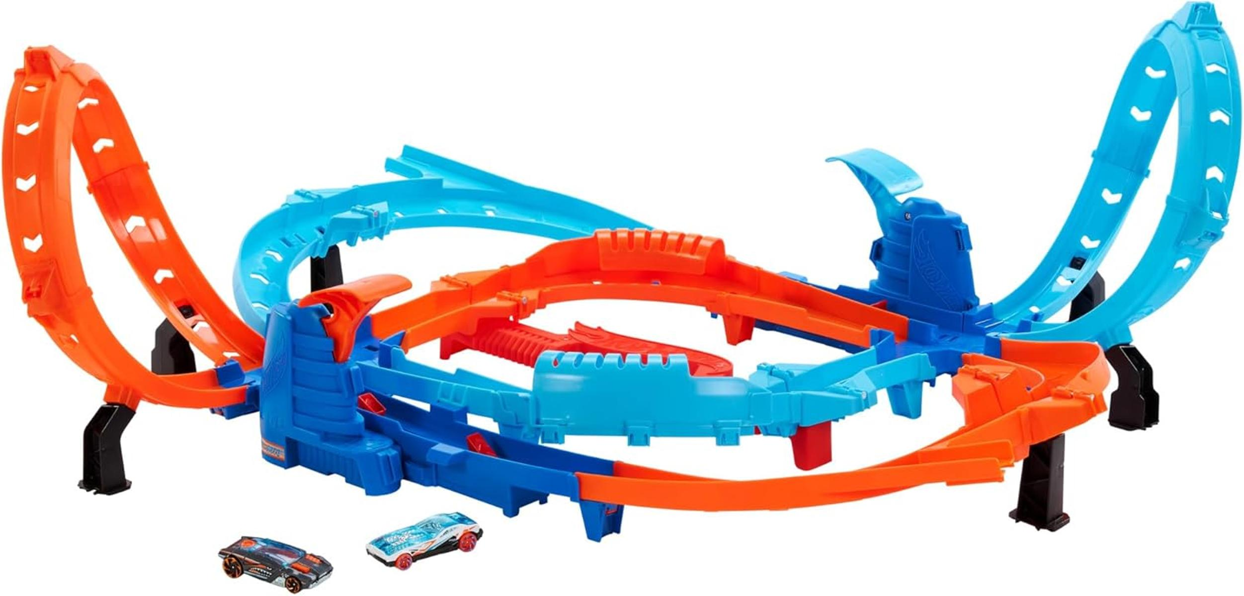 Ein Spielzeug-Autorennbahn-Set mit blauen und orangen Streckenabschnitten und zwei Autos.