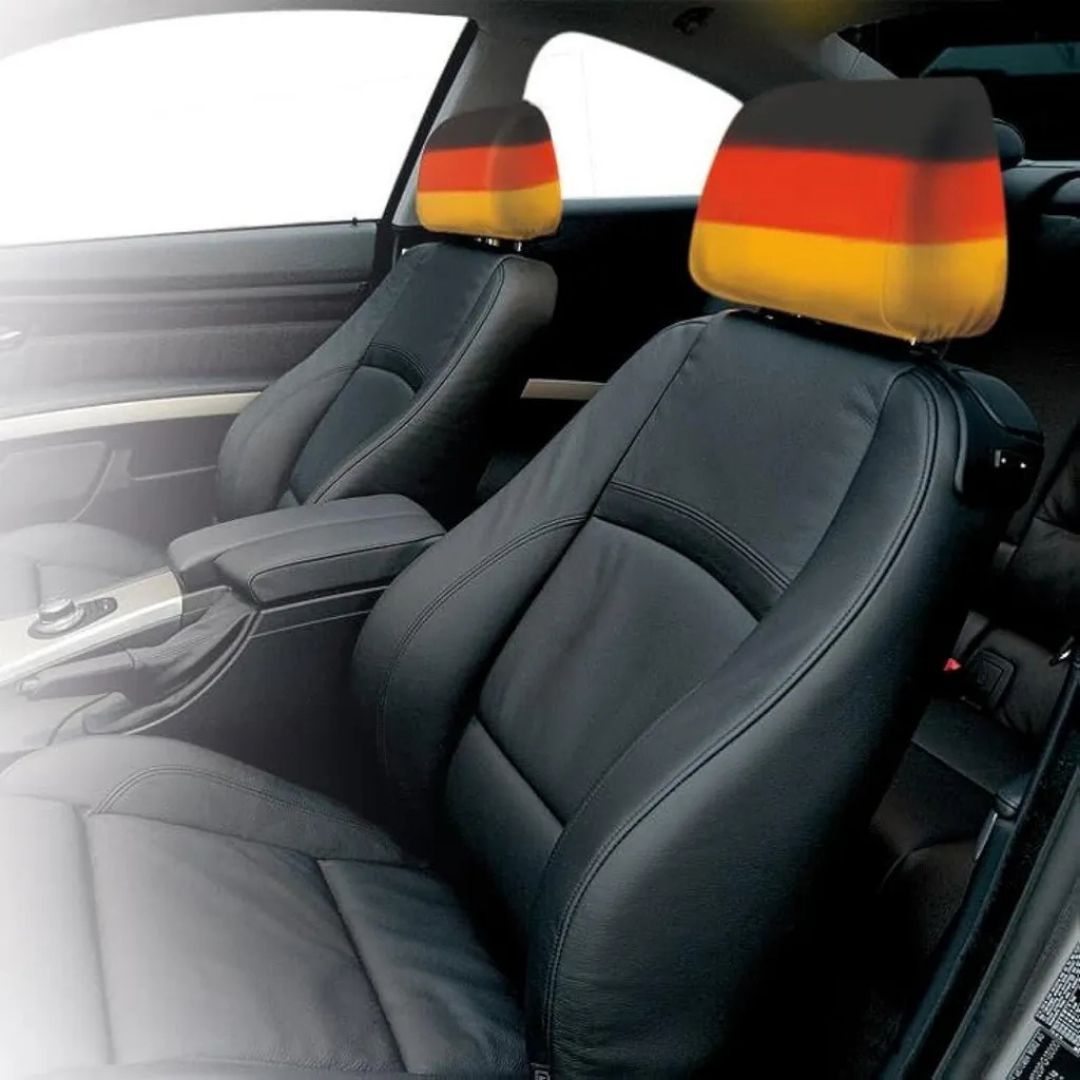 Schwarze Ledersitze im Auto mit Kopfstützen im Deutschland-Design.