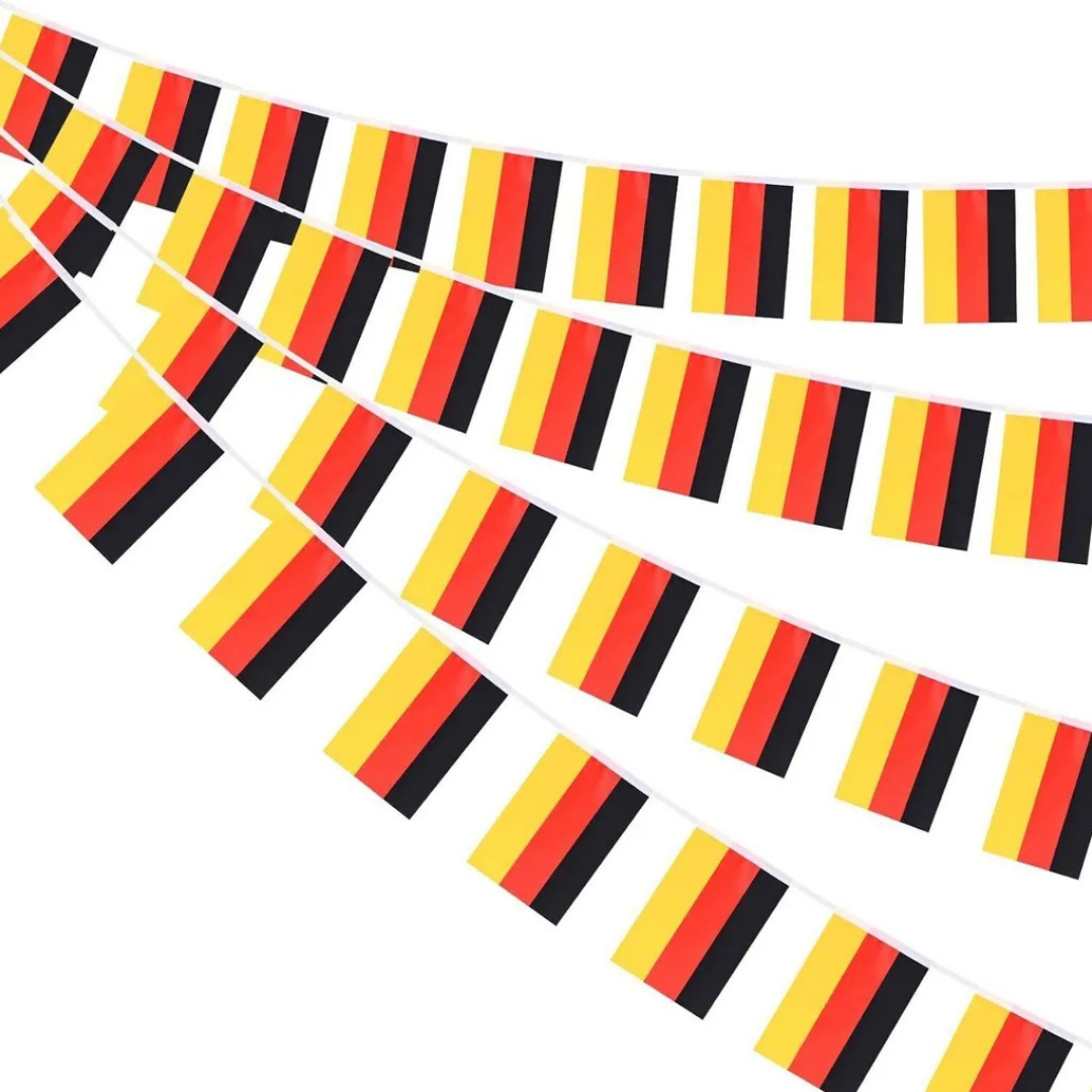 Girlande mit Deutschlandflaggen, schwarz-rot-gold gestreift, auf weißem Hintergrund.