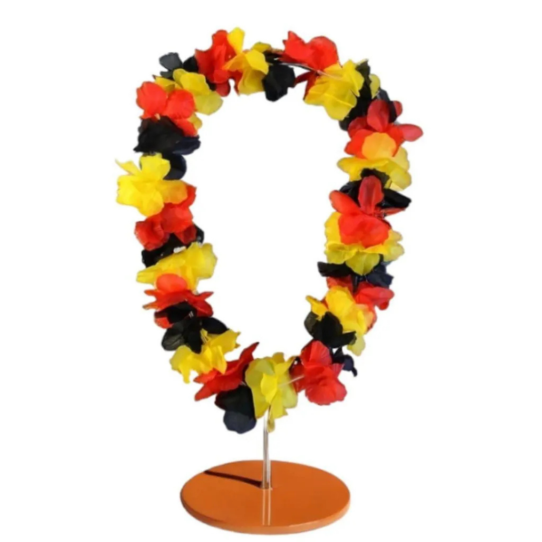 Eine Halskette aus roten, gelben und schwarzen Blumen auf einem Ständer.