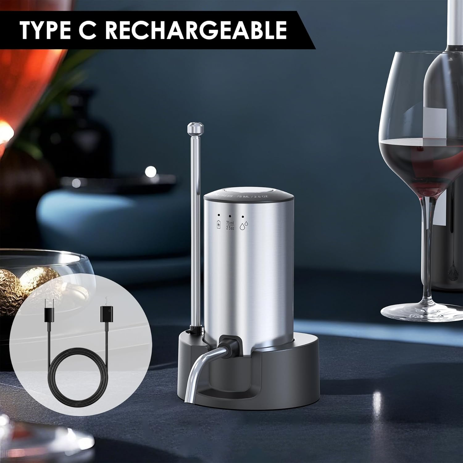 Silberner Weinausgießer mit Typ-C-Ladekabel und Glas Rotwein.