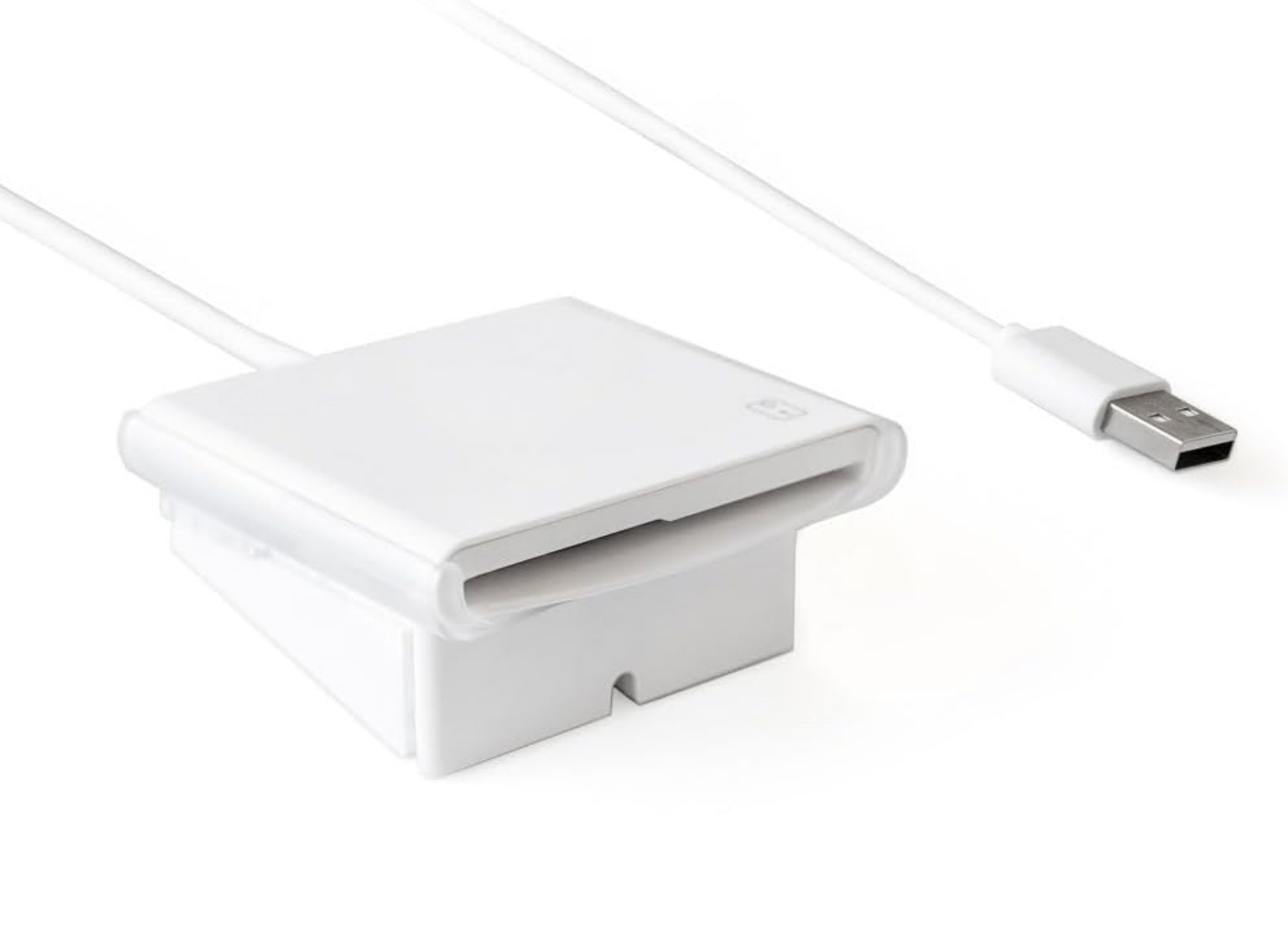 Ein weißer Kartenleser mit USB-Anschluss auf weißem Hintergrund.