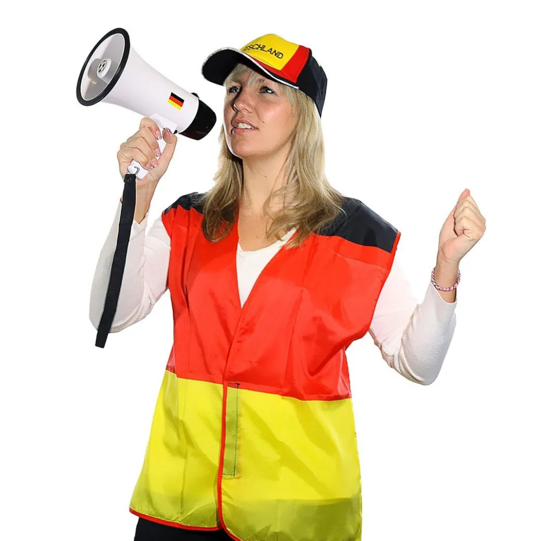 Frau mit Megafon und Deutschland-Flagge, die jubelt.