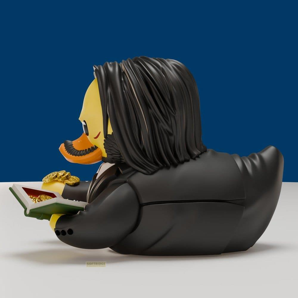Ein gelber Gummi-Ente mit schwarzem Haar, Anzug und Buch mit Goldmünzen.