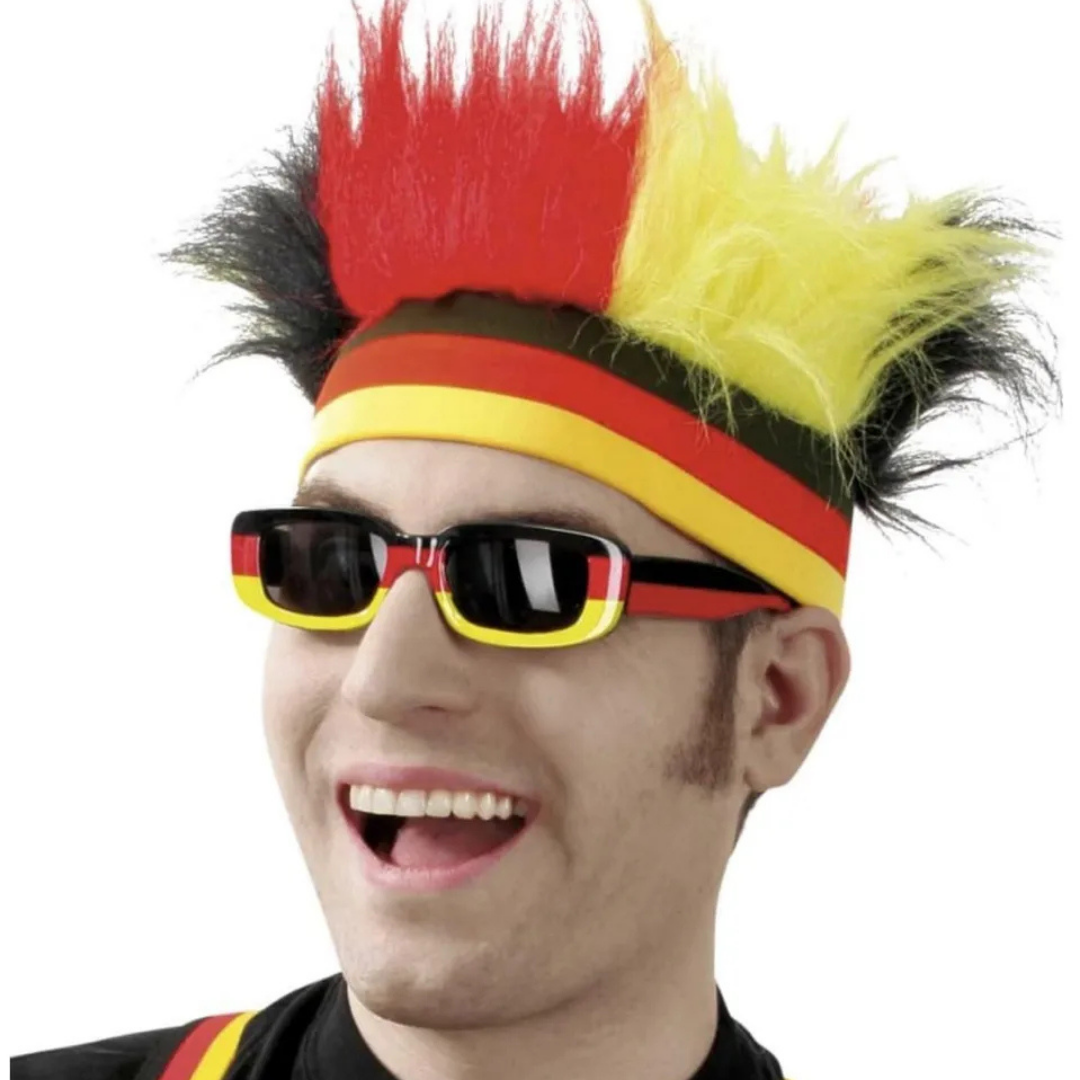 Mann mit Deutschland-Perücke und Sonnenbrille. Schwarz, Rot, Gelb.