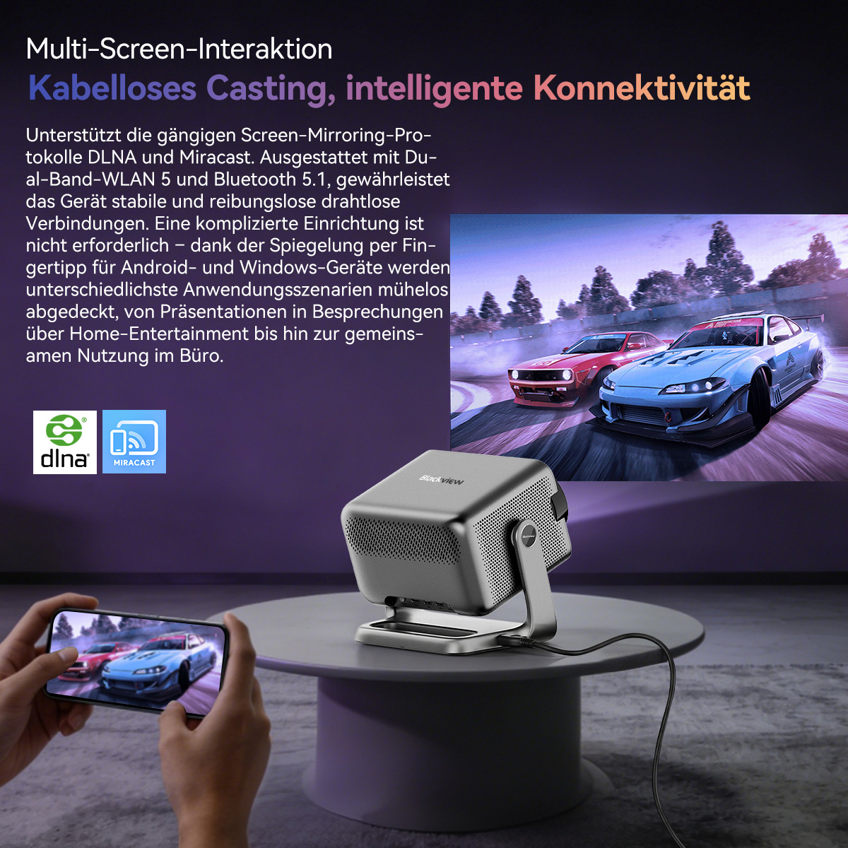 Projektor spiegelt Rennwagen auf Bildschirm. Smartphone und Beamer auf Tisch.