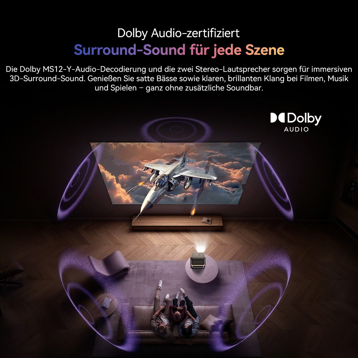 Ein Wohnzimmer mit Projektor, der einen Kampfjet auf einer Leinwand zeigt. Dolby Audio.