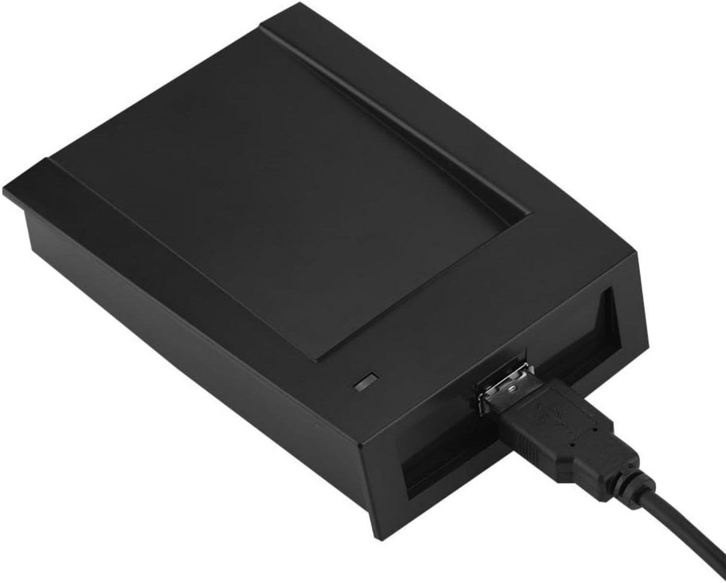 Ein schwarzer Kartenleser mit eingestecktem USB-Kabel auf weißem Grund.
