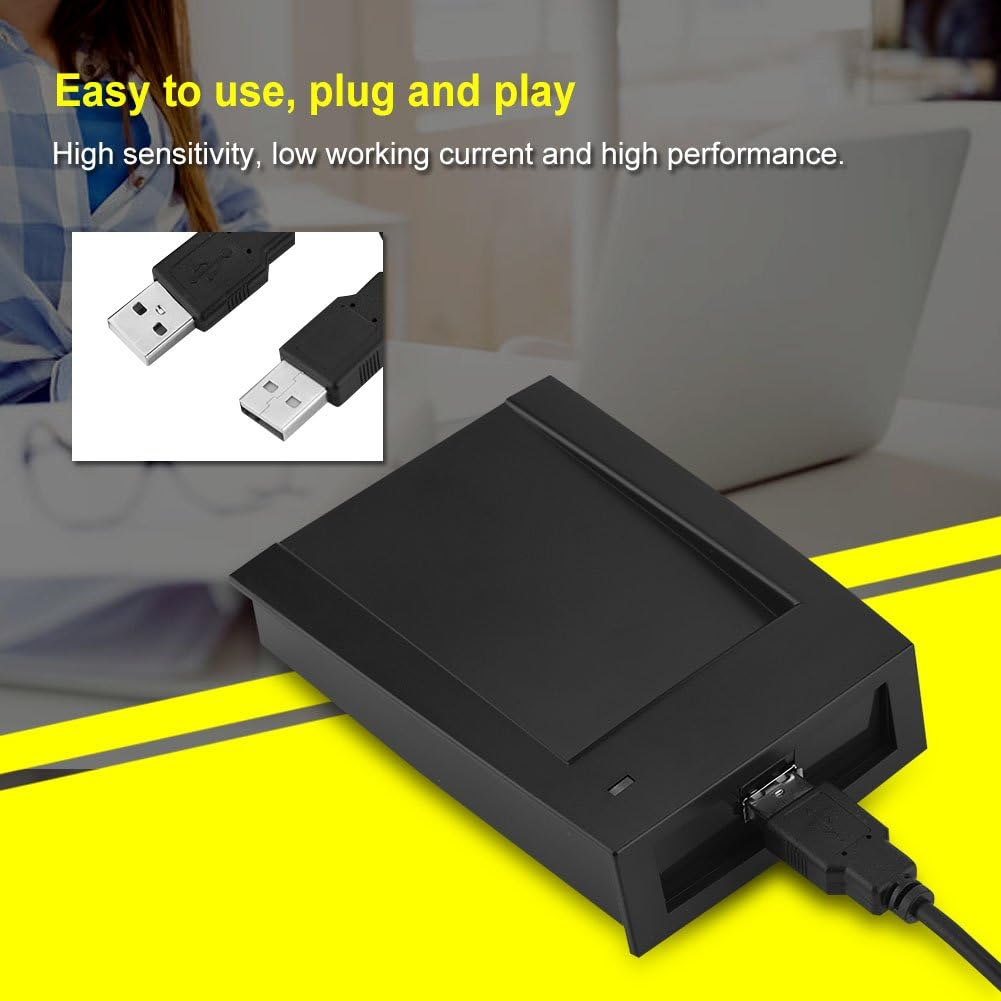Ein schwarzes USB-Gerät mit einem eingesteckten Kabel auf einem Tisch.
