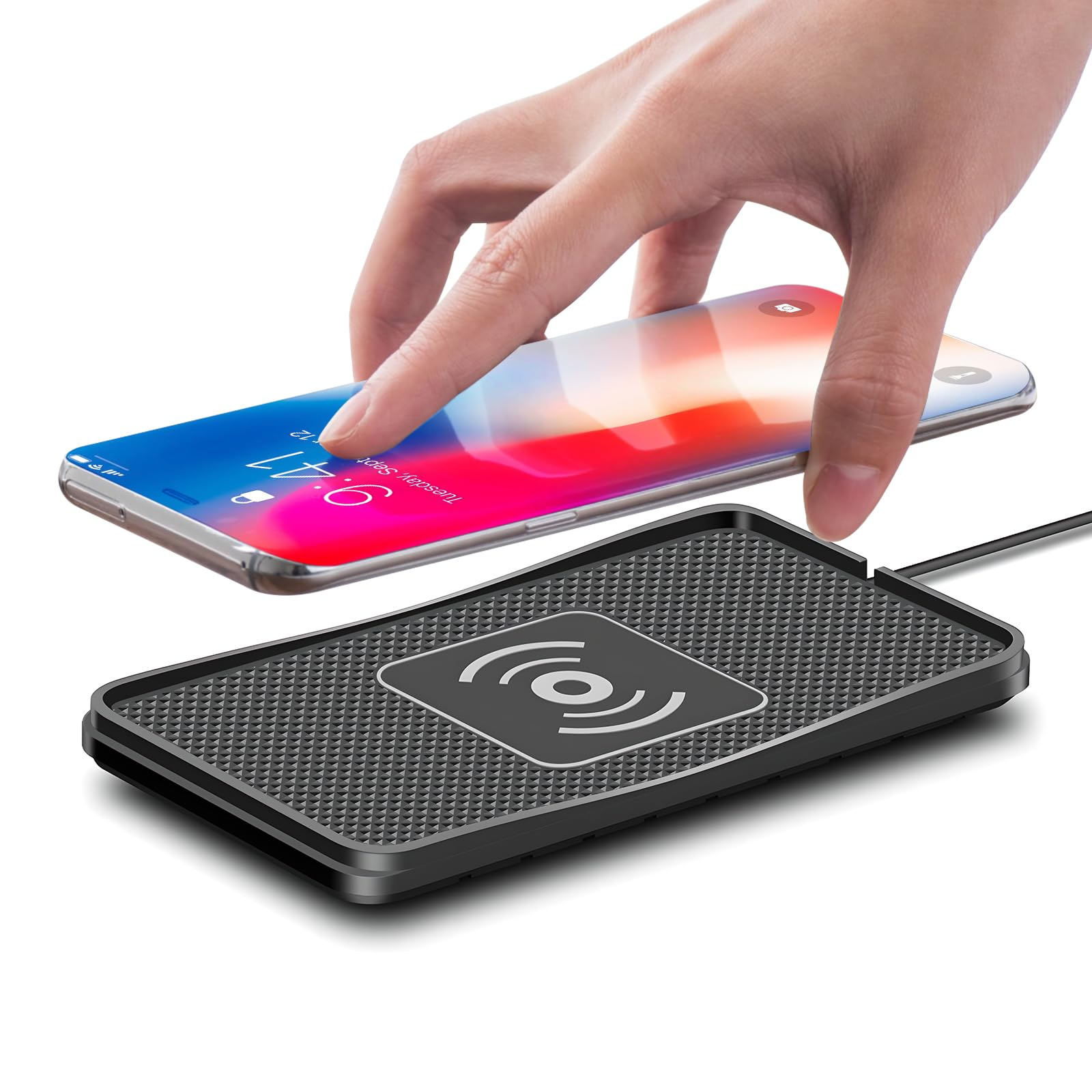 Eine Hand legt ein Smartphone auf ein schwarzes kabelloses Ladegerät mit WLAN-Symbol.