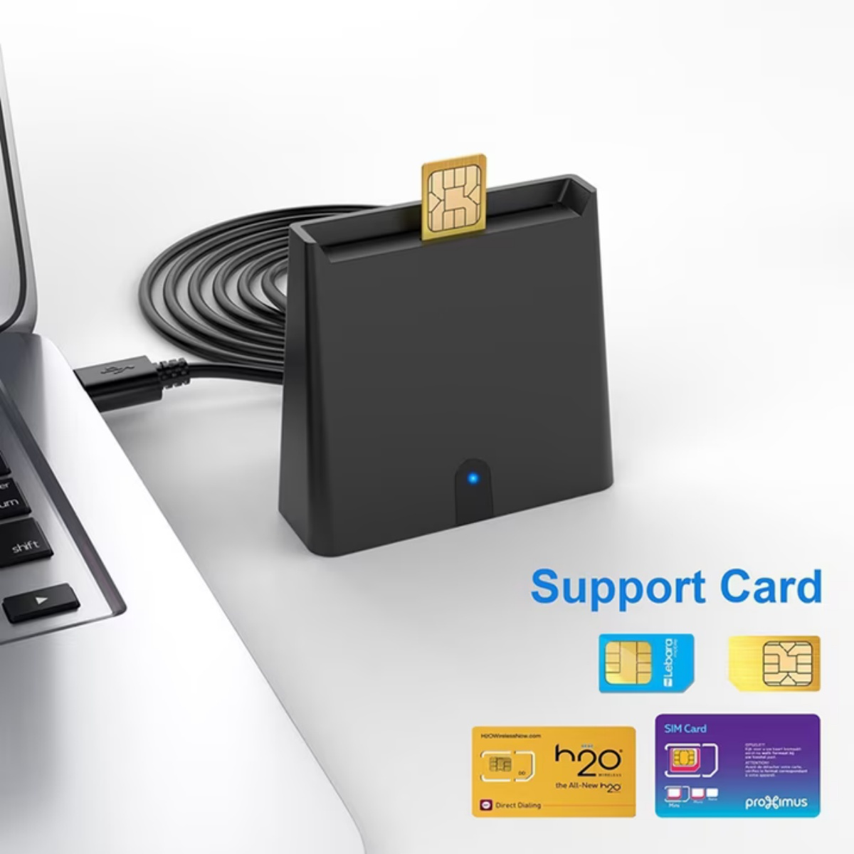 Ein schwarzer SIM-Kartenleser mit einer SIM-Karte, verbunden mit einem Laptop.
