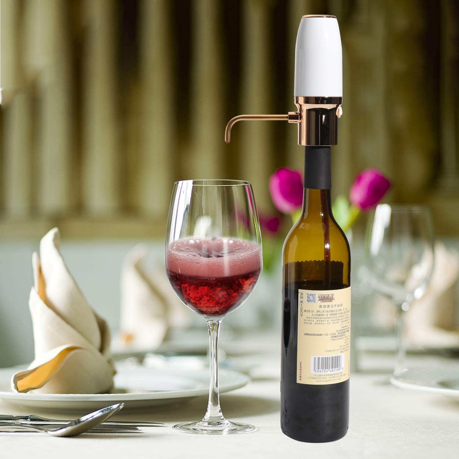 Ein elektrischer Weinspender auf einer Weinflasche, der Wein in ein Glas gießt.