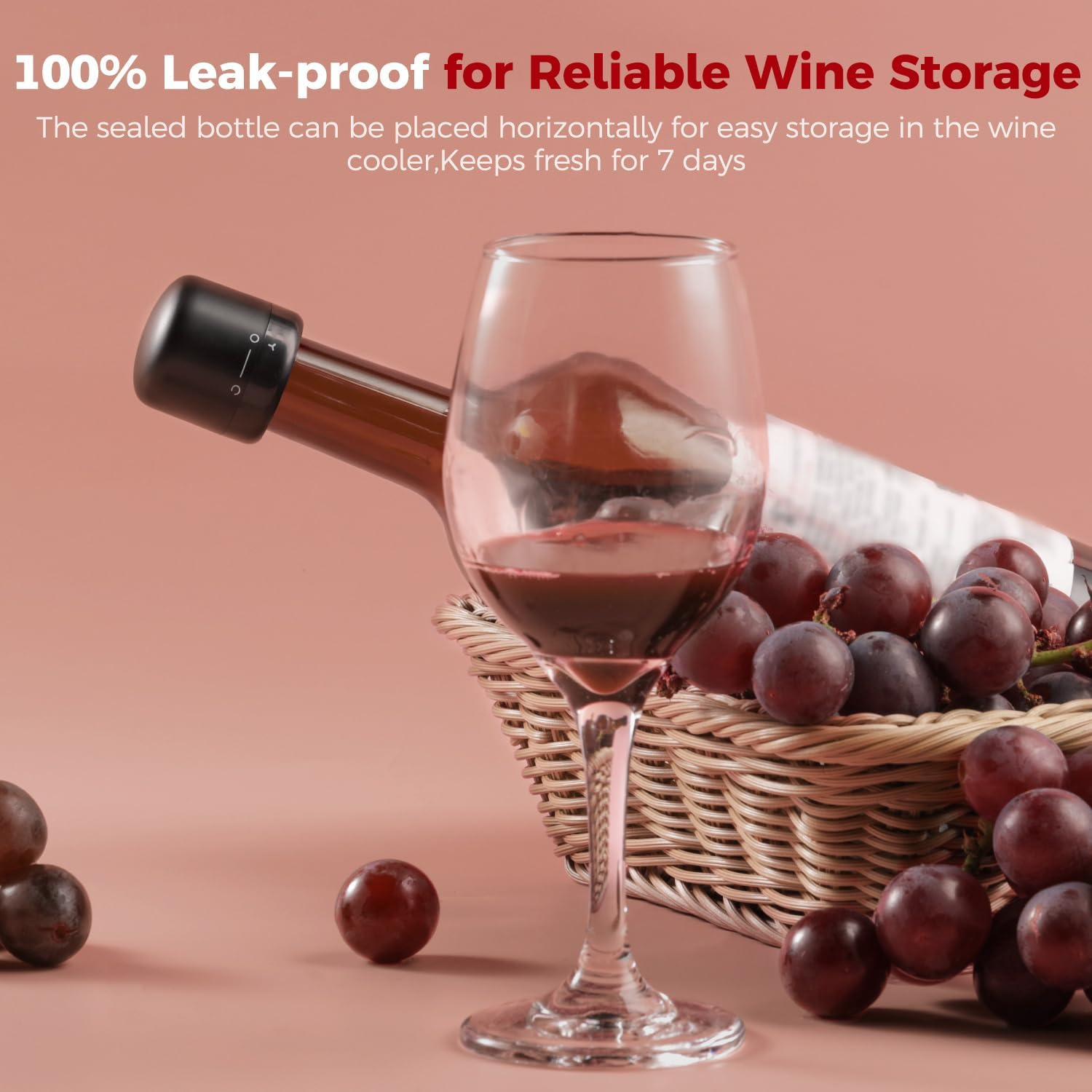 Ein Weinglas mit Rotwein steht vor einem Korb mit roten Trauben.