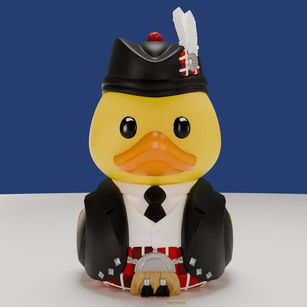 Eine gelbe Gummiente in einem schwarzen Kilt, Jackett und Hut mit Feder.