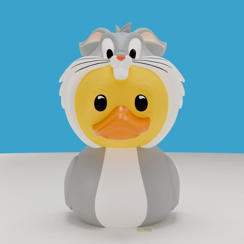 Eine Gummi-Ente mit Bugs Bunny Verkleidung vor blauem Hintergrund.