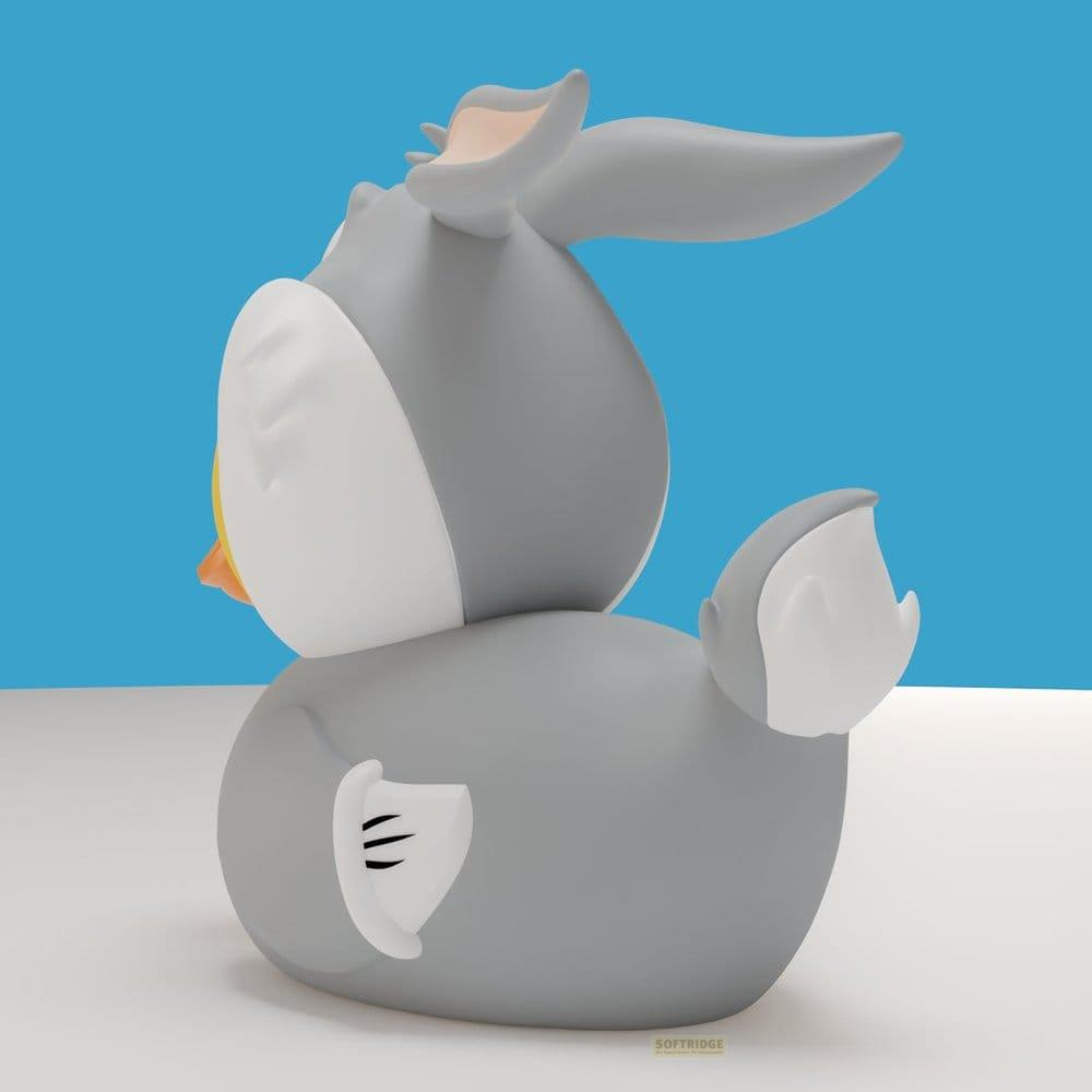 Graue Gummi-Ente im Stil von Bugs Bunny vor blauem Hintergrund.