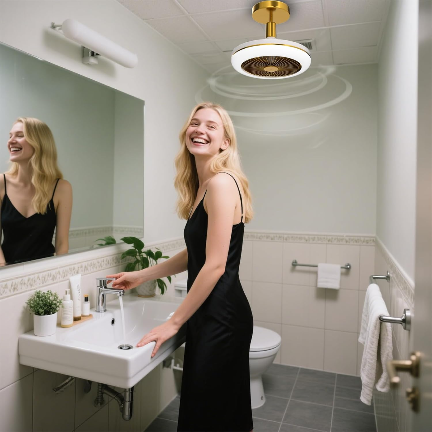 Frau in schwarzem Kleid am Waschbecken mit laufendem Wasser. Deckenventilator darüber.