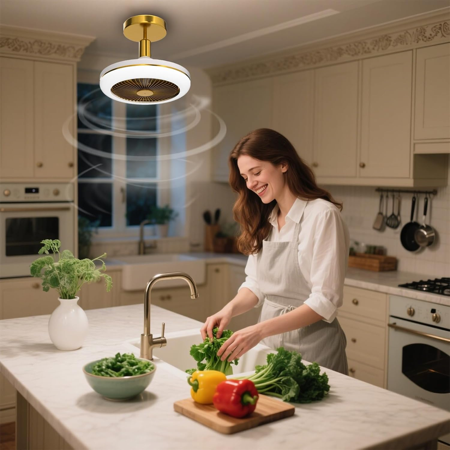 Eine Frau bereitet glücklich Gemüse in einer modernen Küche mit Deckenventilatorlampe zu.