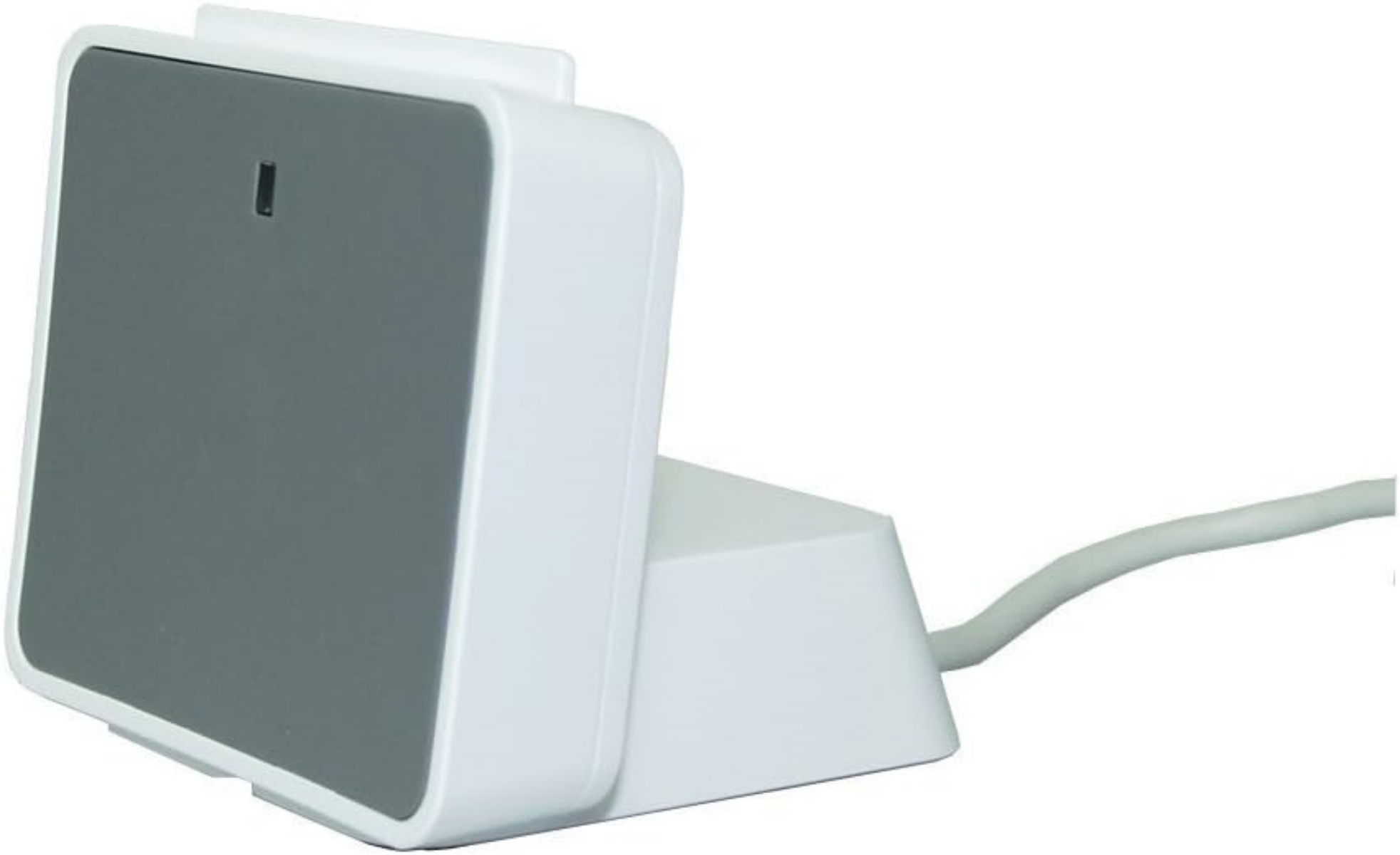 Ein weißes Lesegerät mit grauer Vorderseite und Kabel auf weißem Hintergrund.