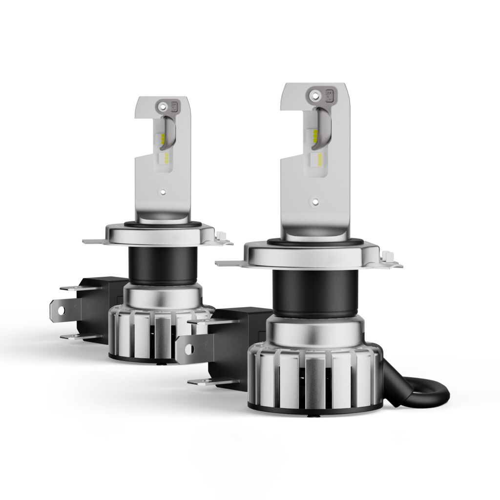 Zwei silberne LED-Autoscheinwerfer mit schwarzen Basen auf weißem Hintergrund.