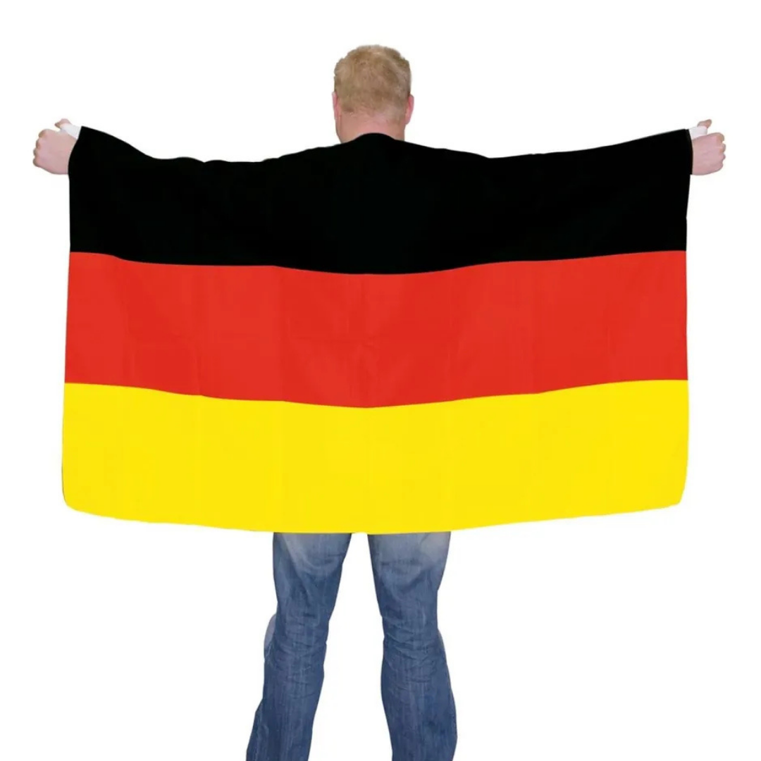 Mann mit blonden Haaren hält die deutsche Flagge, schwarz-rot-gold.