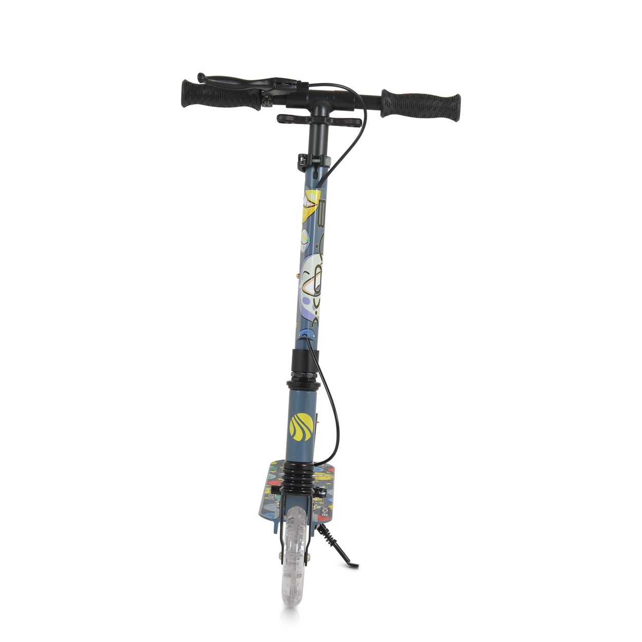 Ein blauer Roller mit bunten Aufklebern und klaren Rädern, auf weißem Hintergrund.