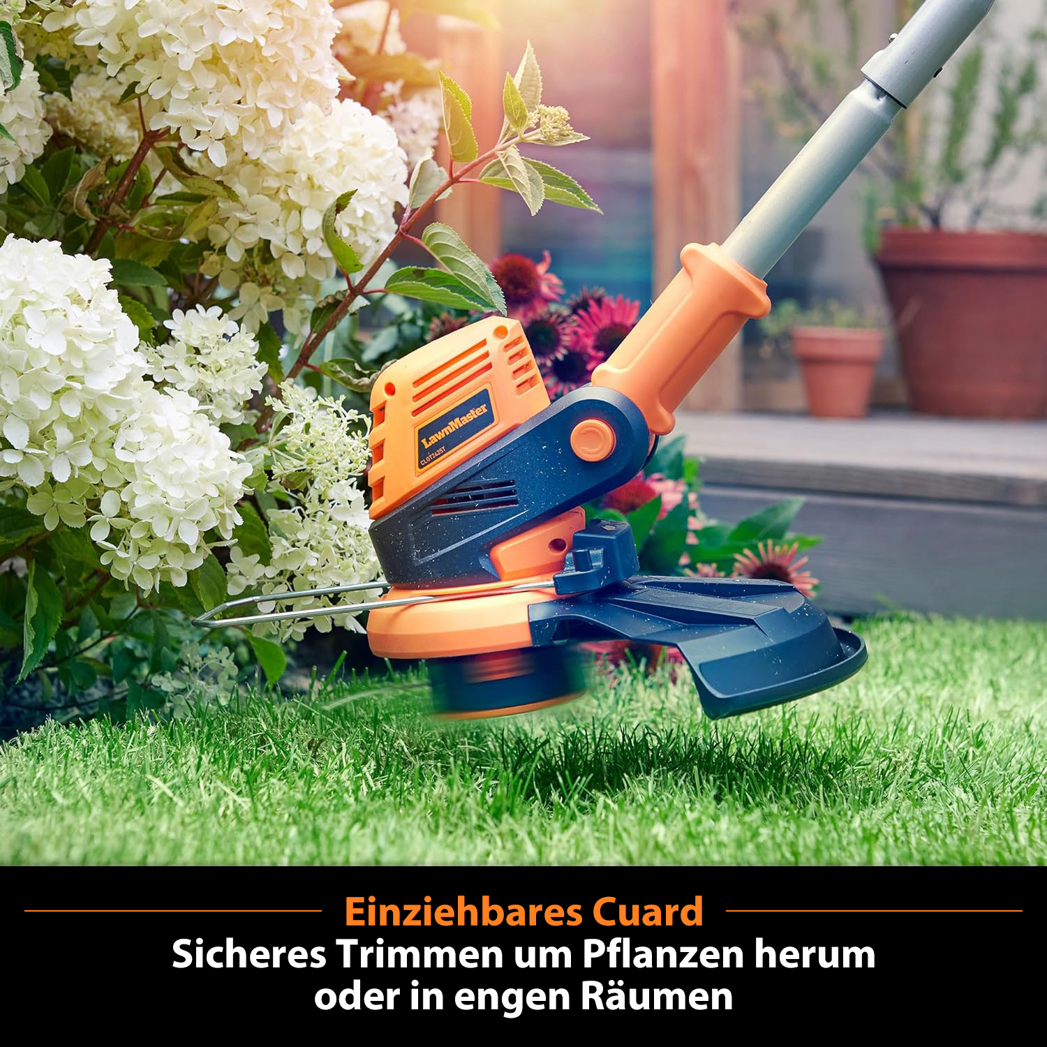 Ein Rasentrimmer mit orangefarbenem Griff mäht grünes Gras neben weißen Blumen.
