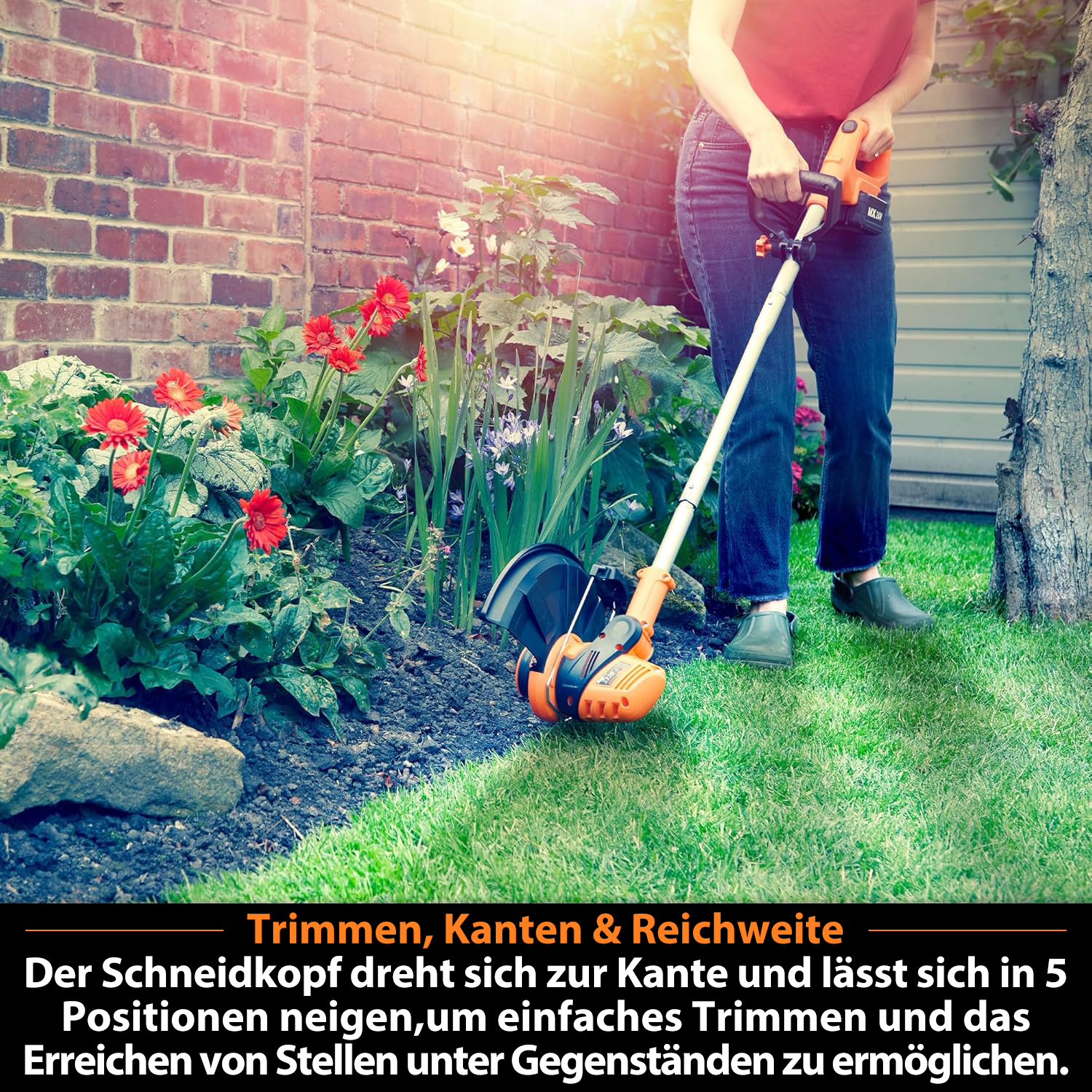 Person trimmt Rasen mit einem orangefarbenen Trimmer in einem Garten mit Ziegelwand.