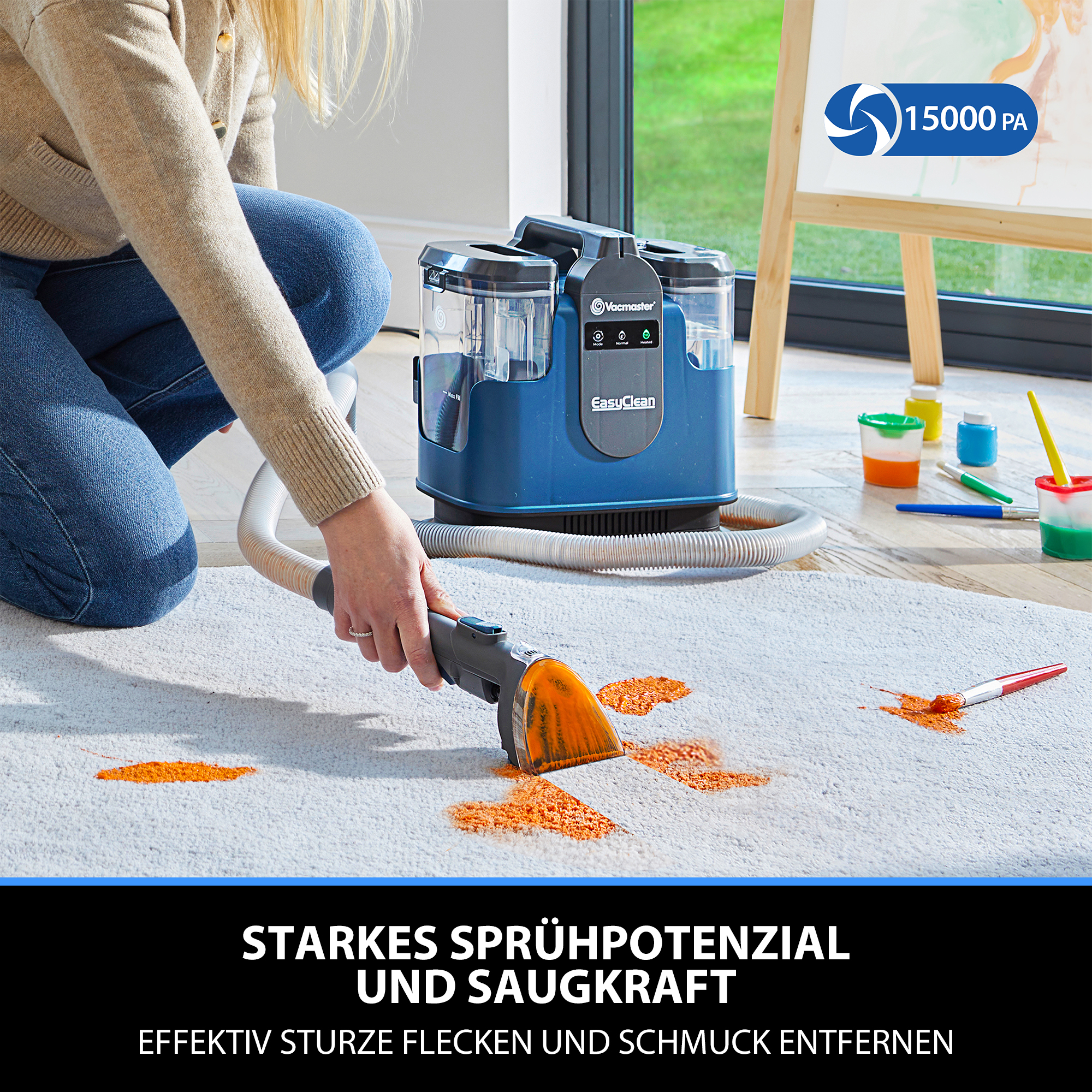 Eine Person reinigt einen hellblauen Teppich mit einem blauen Sprühreinigungsgerät.