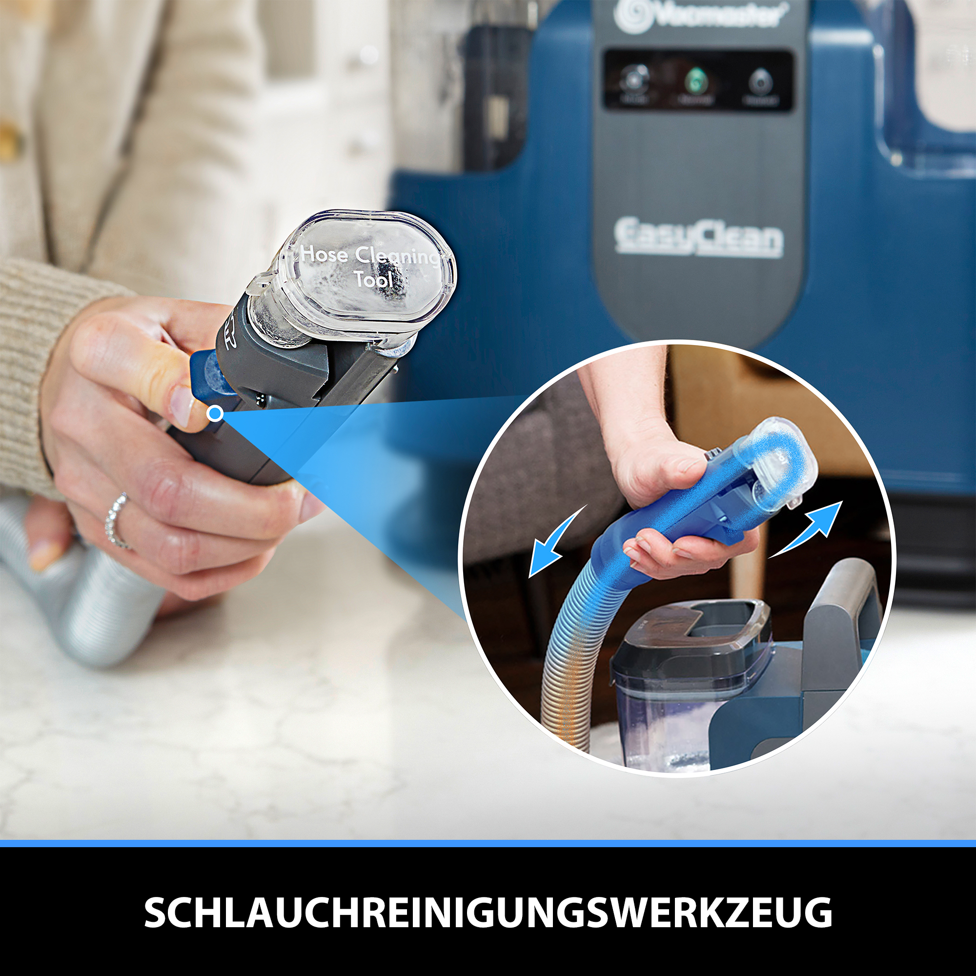 Eine Person hält ein blaues Schlauchreinigungswerkzeug für einen blauen Staubsauger.