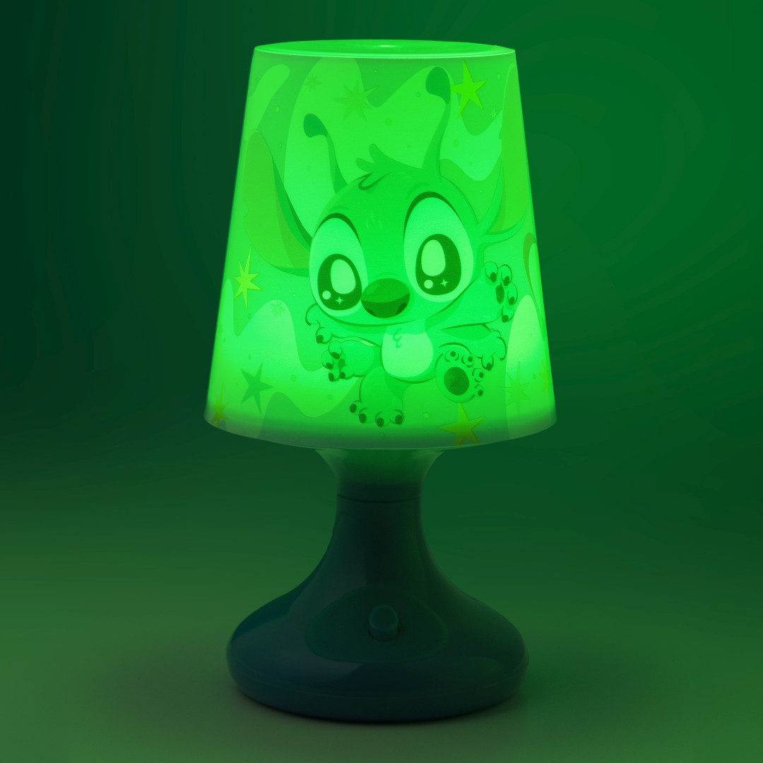 Zielona lampa ze Stitchiem z Lilo i Stitcha, oświetlona zielonym światłem.