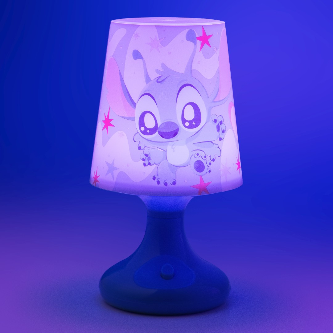 Lampka nocna ze Stitchiem świeci na fioletowo i niebiesko na niebieskim tle.
