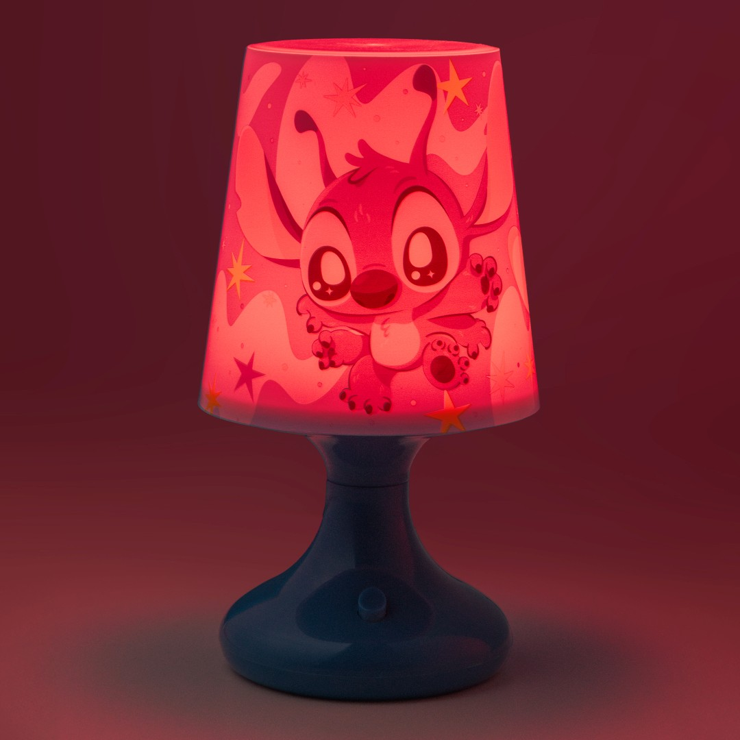 Niebieska lampa z czerwonym kloszem przedstawiającym Stich i gwiazdki.