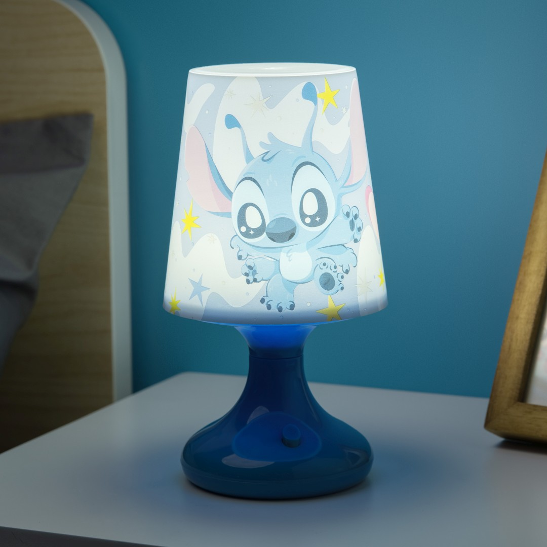 Niebieska lampka nocna ze Stitch i gwiazdami.