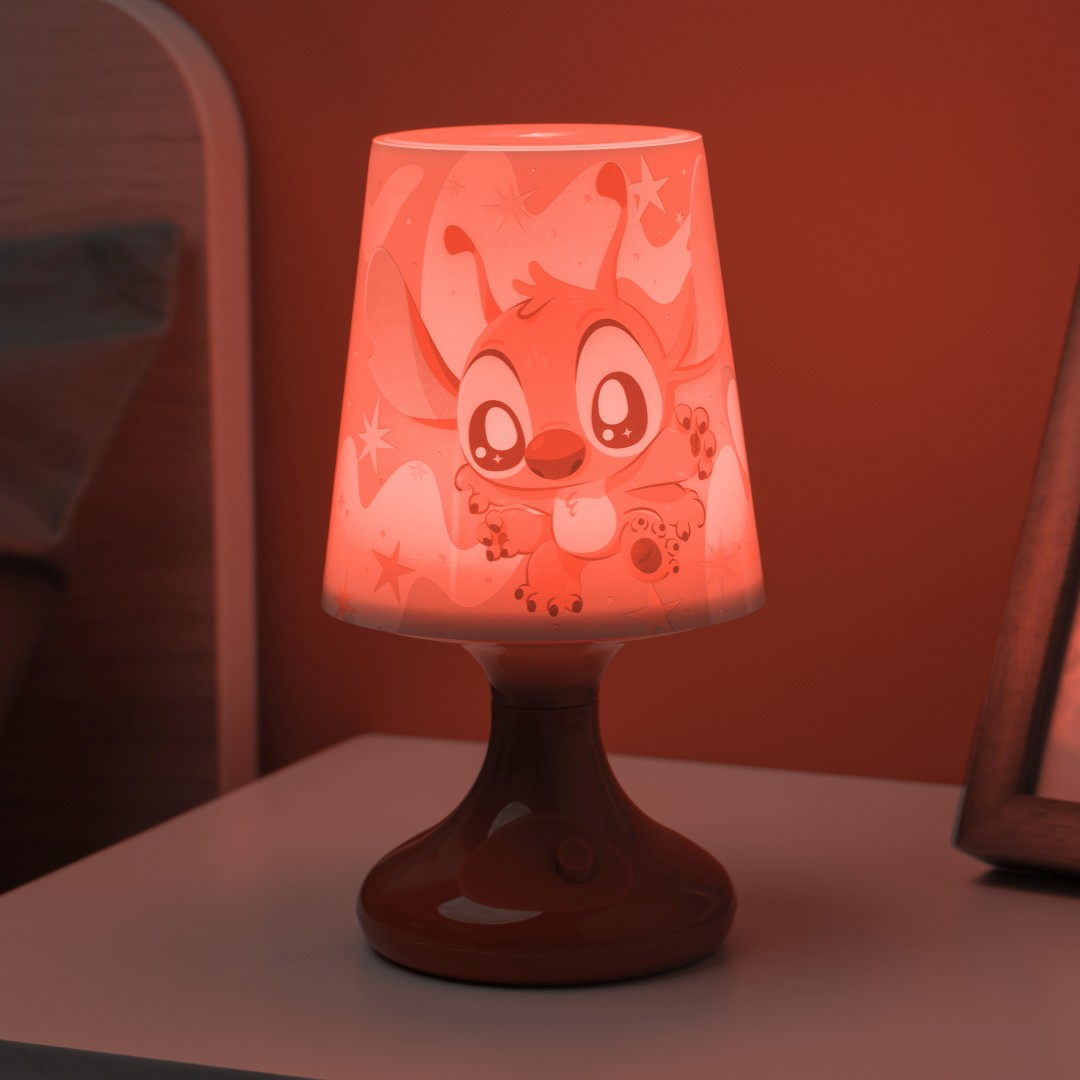 Czerwona lampa ze Stitchiem stoi na szafce nocnej.