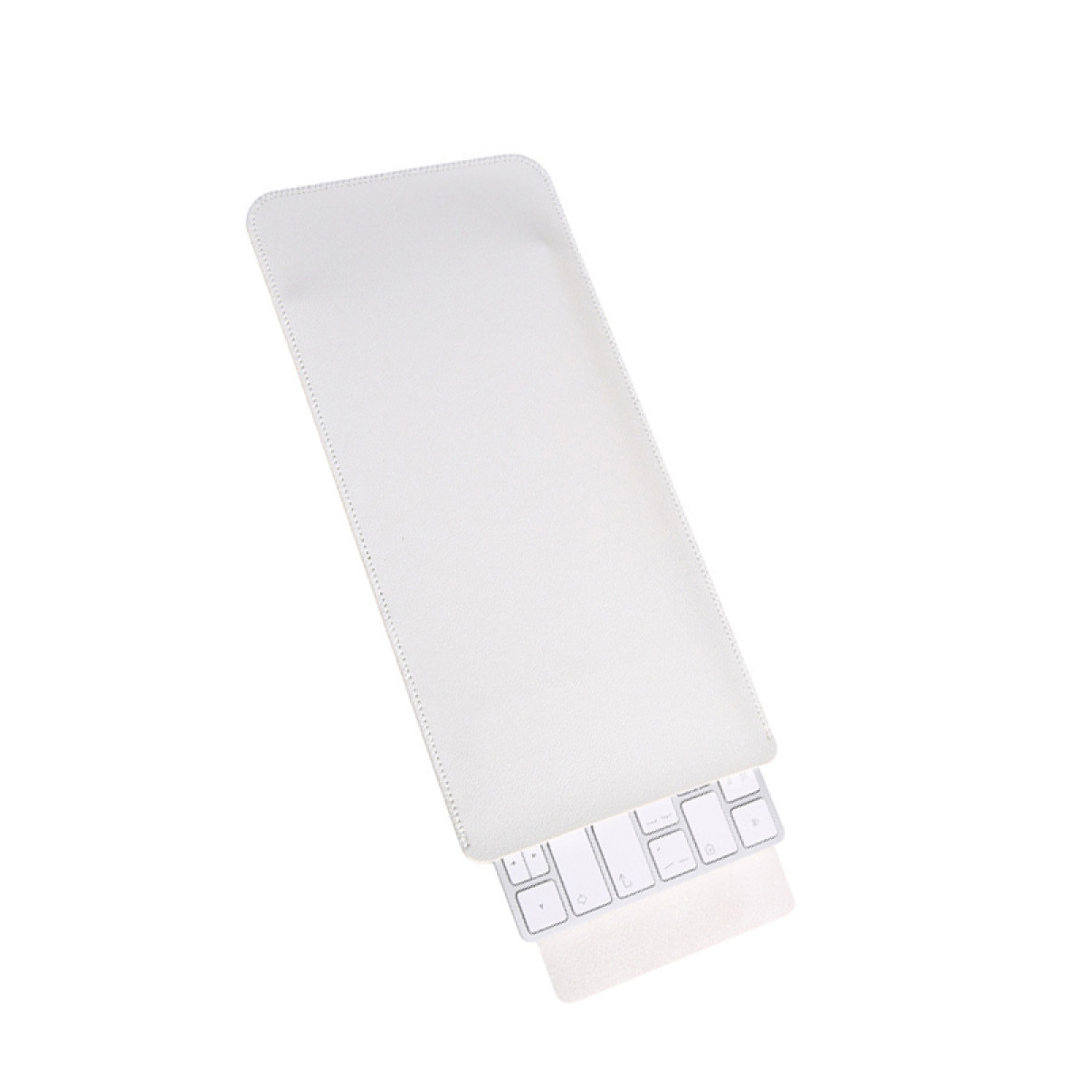 Weiße Tastaturhülle mit teilweise sichtbarer Tastatur darunter.