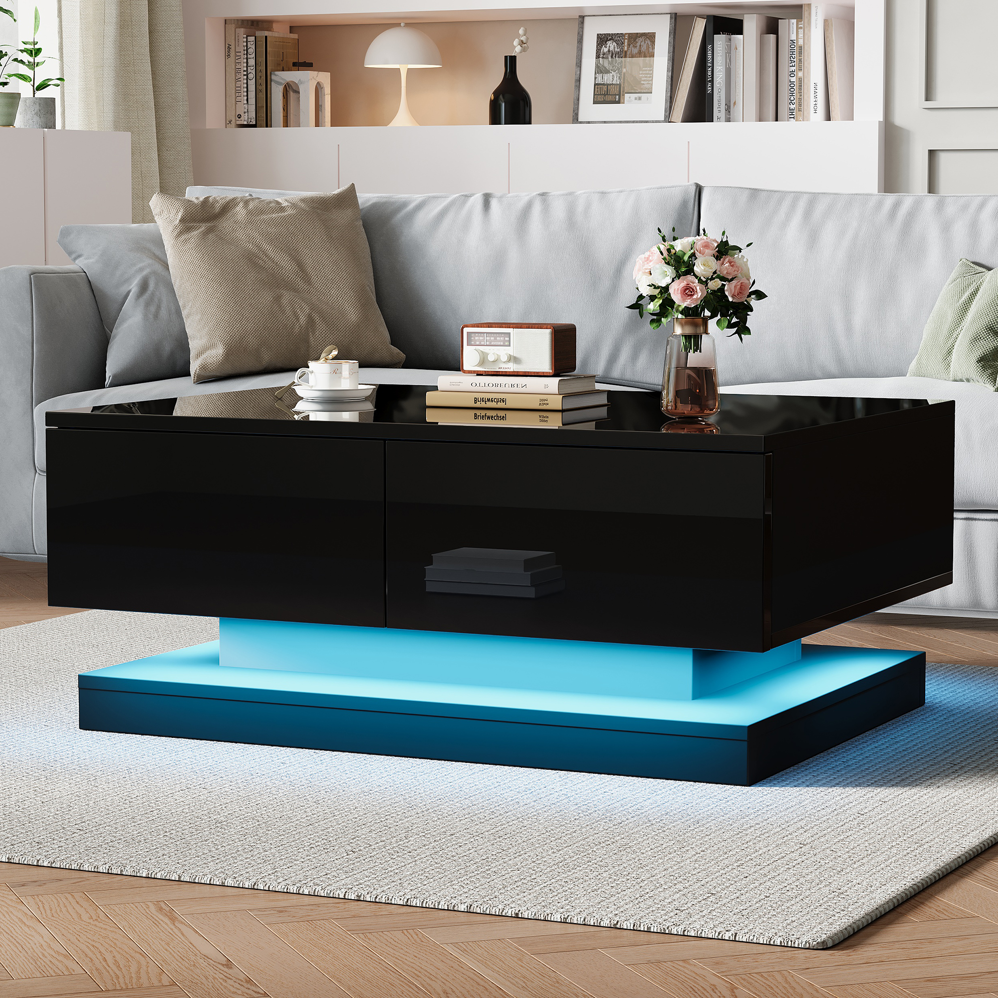 Modernes Wohnzimmer mit schwarzem Couchtisch mit LED-Beleuchtung und Sofa.