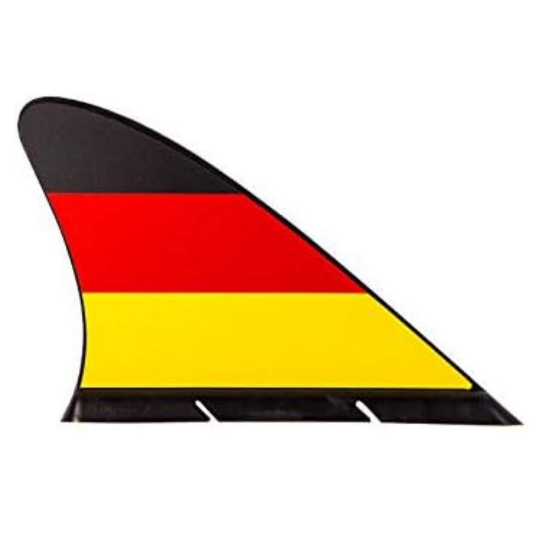 Ein schwarzer Surf-Finne mit den Farben der deutschen Flagge: Schwarz, Rot, Gelb.