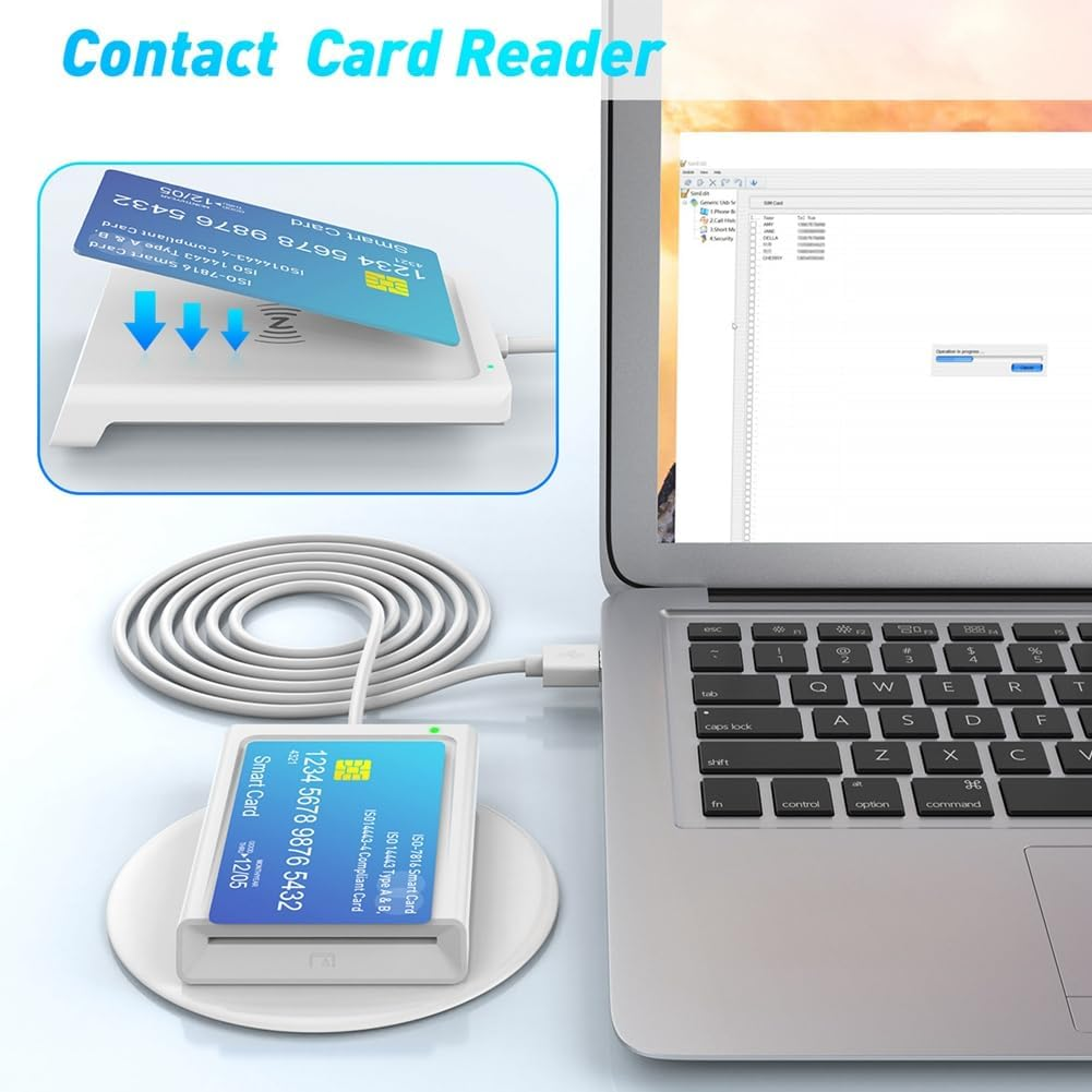 Ein Laptop ist mit einem Kartenleser verbunden, der eine Smartcard liest.