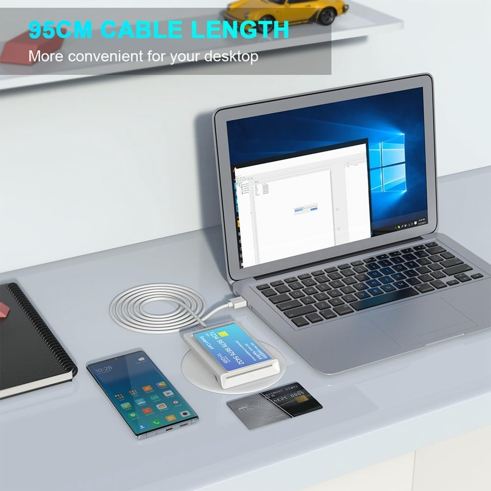 Laptop, Handy, Kartenleser und Kabel auf einem Schreibtisch.