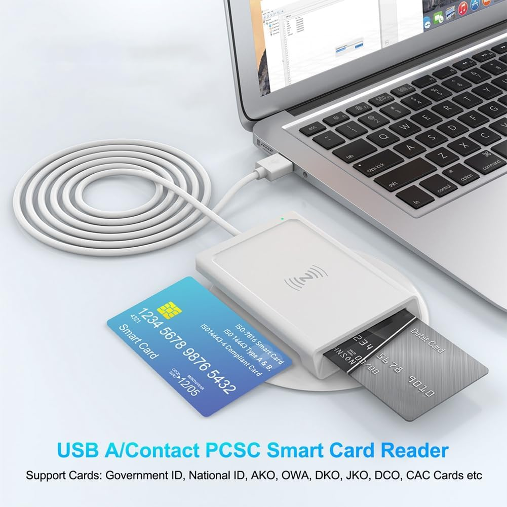 Ein weißer Kartenleser ist über USB mit einem Laptop verbunden. Eine Smartcard und eine Debitkarte liegen daneben.