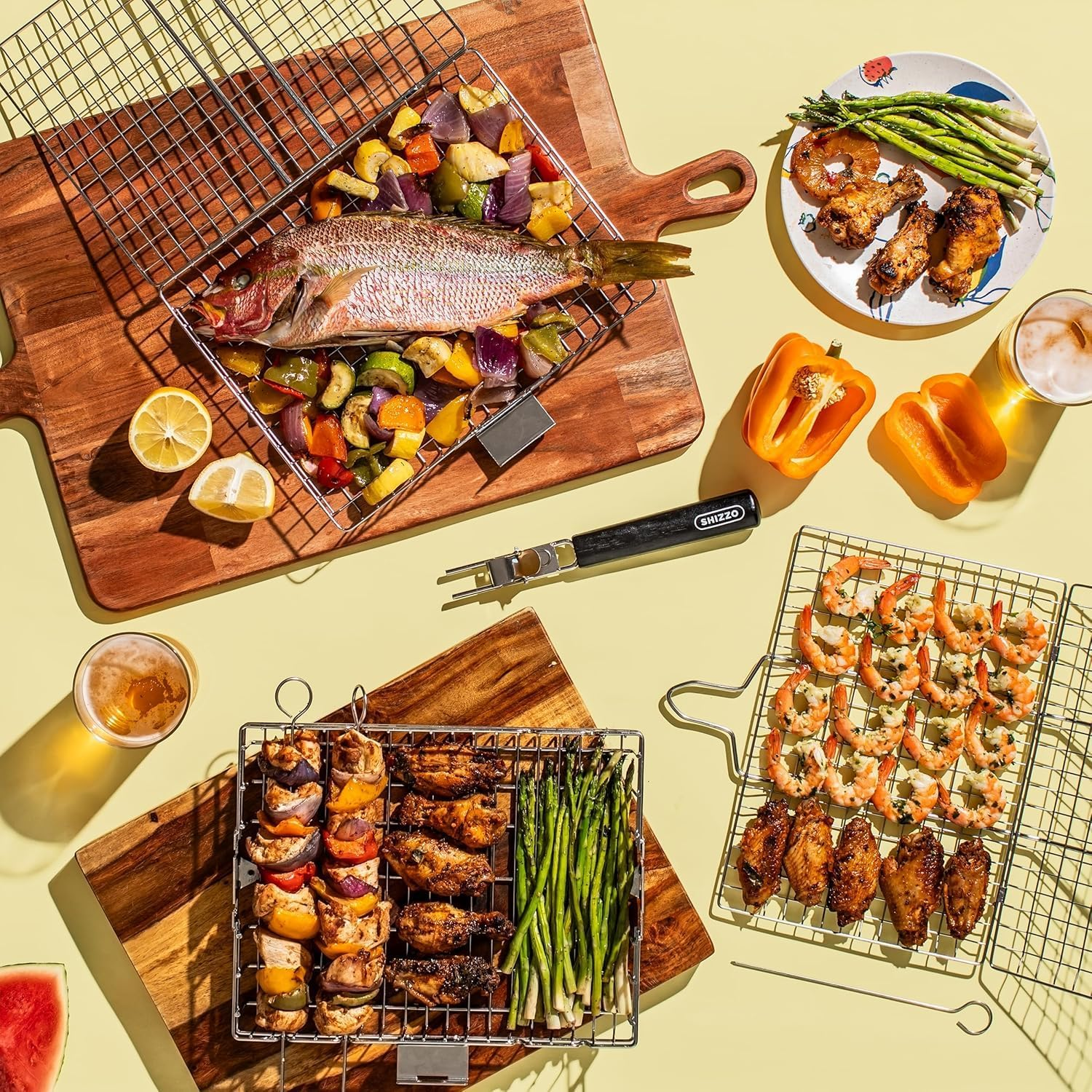 Gegrillter Fisch, Garnelen, Hähnchenflügel, Spieße, Spargel und Paprika.