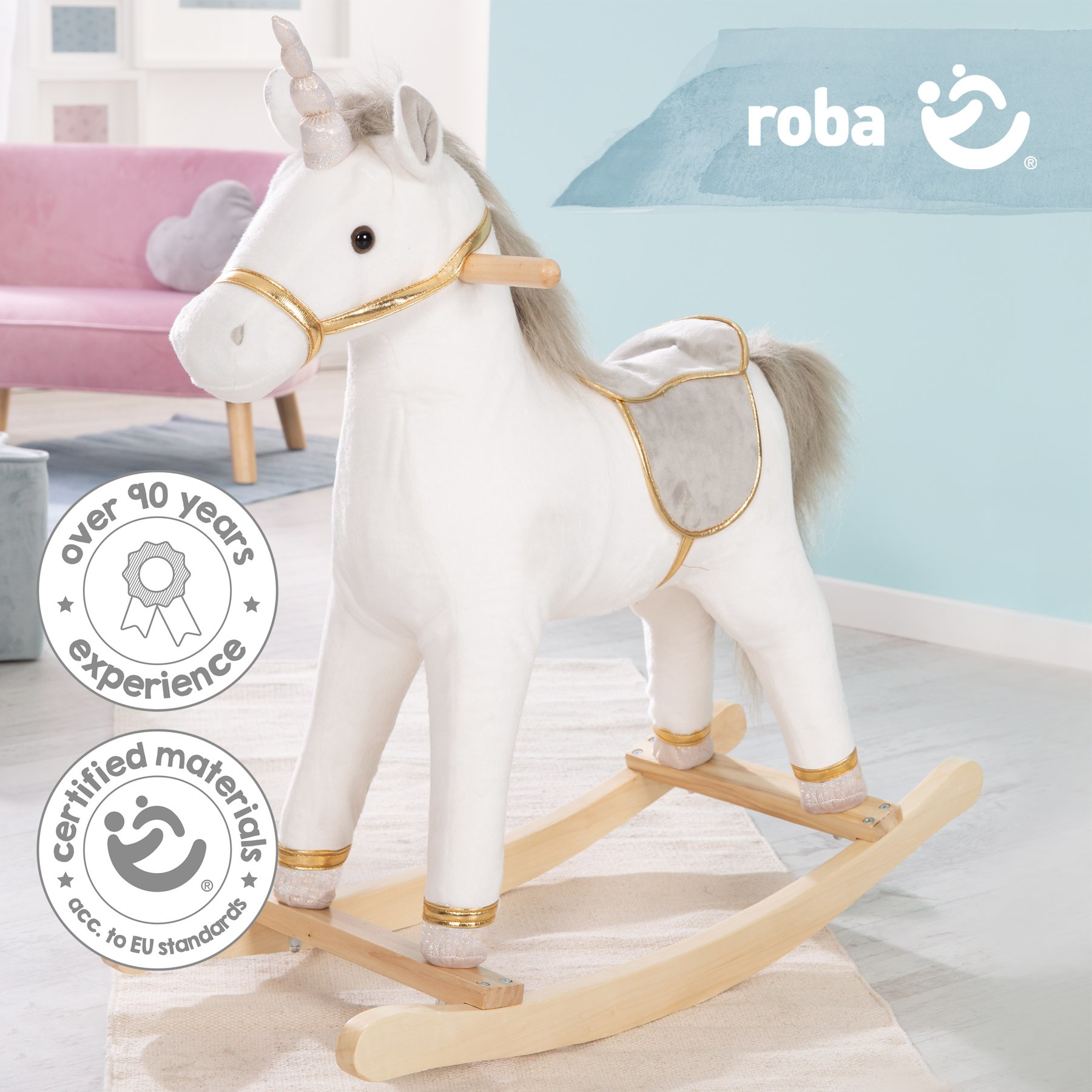Ein weißes Plüsch-Einhorn auf Schaukelgestell mit goldenen Akzenten.