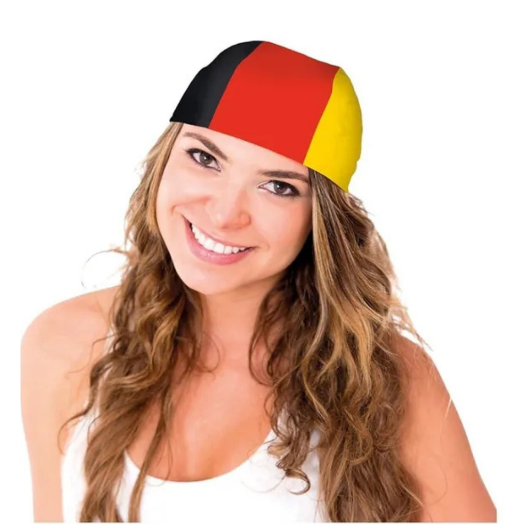 Frau mit Bandana in Schwarz-Rot-Gold, lachend, weißes Top